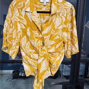 Light and airy summer-ready front tie top!